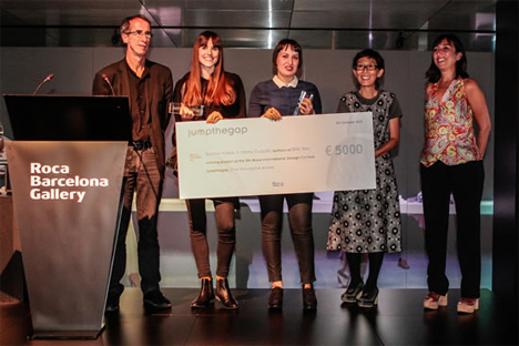 Kazuyo Sejima, presidente del jurado de la quinta edición de Jump the Gap, ha entregado el premio a Sanna Völker, una estudiante de diseño de producto del IED Barcelona y a Marta Cuquet, estudiante de Diseño de Interiores de la misma escuela, las creadores de 'Still You'