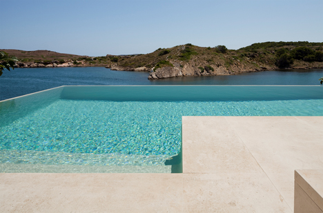 Premio a la Piscina Residencial: Piscina desbordante al mar, Es Mercadal, Menorca