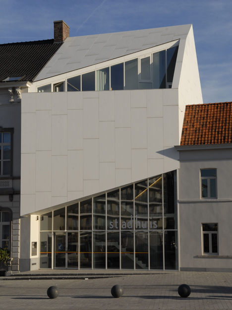 Ayuntamiento de Harelbeke, Bélgica, (laminado exterior DuPont™ Corian® en la fachada)