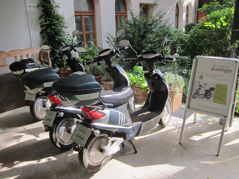 Motos eléctricas a disposición de los clientes del Hotel Stadthalle 