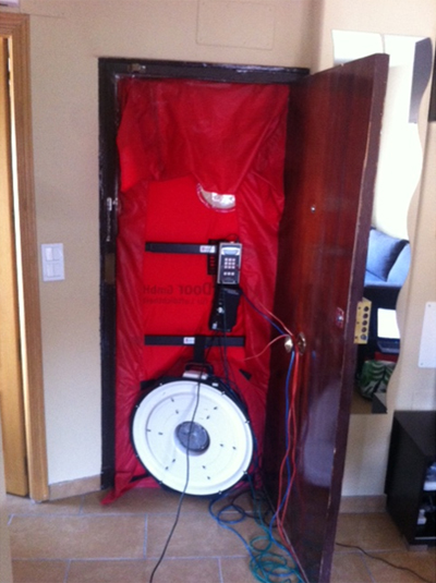 Imagen 3 durante un test de estanqueidad y la localización de las infiltraciones de aire