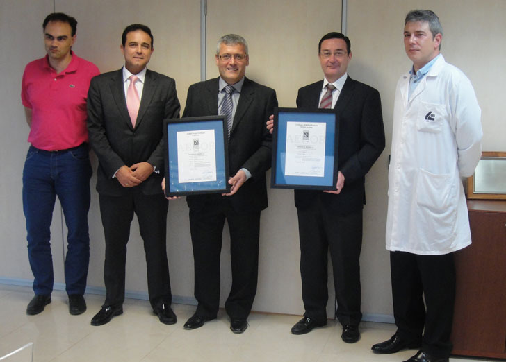 El Consejero Delegado de Azulejos El Mijares – CERLAT, José Óscar Bachero Balaguer ha recibido los certificados del Director de AENOR en la Comunidad Valenciana, Salvador Ibáñez
