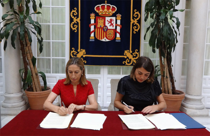 La ministra de Fomento, Ana Pastor (izq) en la firma del convenio con la Consejera de Fomento y Vivienda de la Junta de Andalucía, Elena Cortés