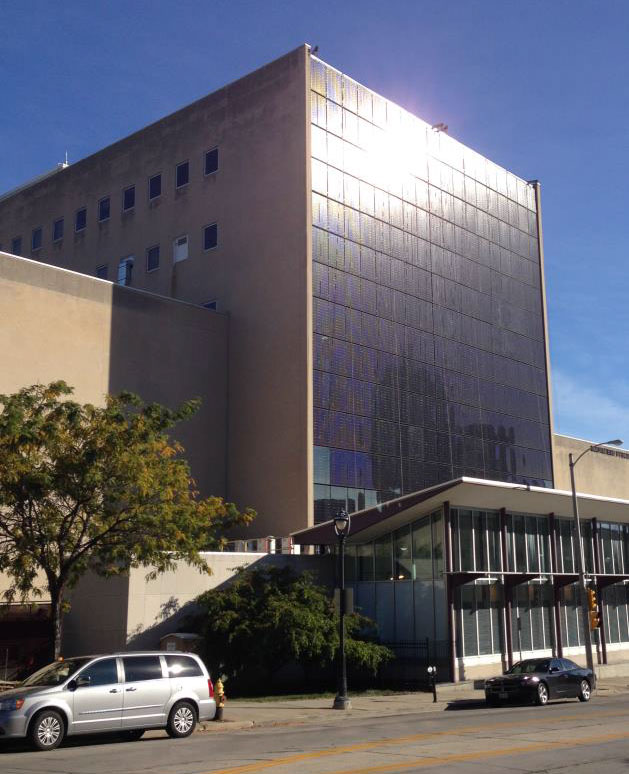 Fachada fotovoltaica en el Museo Público de Milwaukee (Wisconsin)