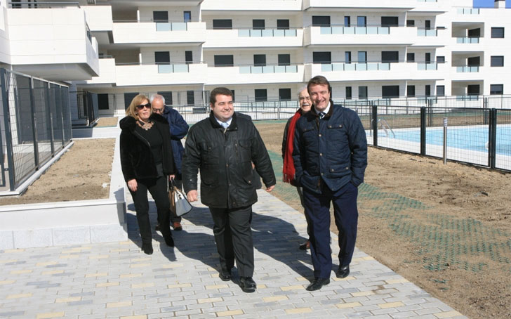 El alcalde de Tres Cantos, junto con los promotores, han visitado las 80 viviendas.