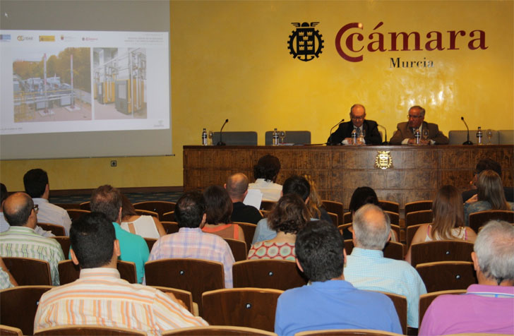 El director de Industria explicando las ayudas de fondos FEDER en Murcia.