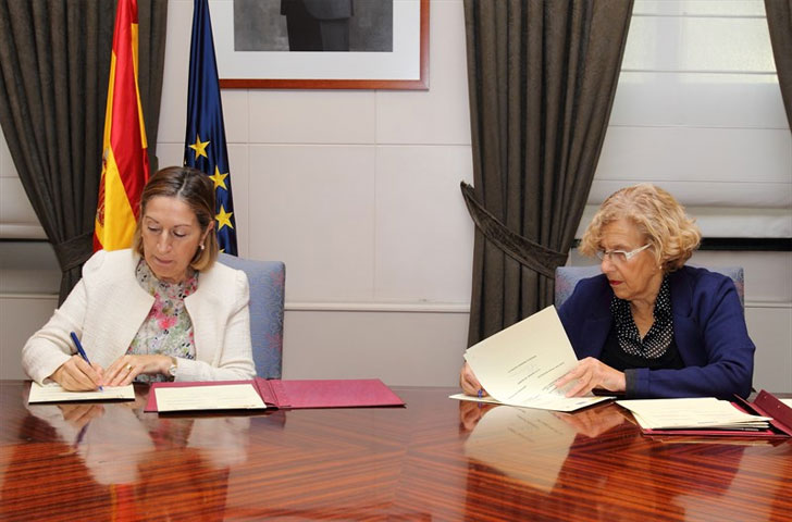 Manuela Carmena y Ana Pastor en la firma de los convenios de rehabilitación.