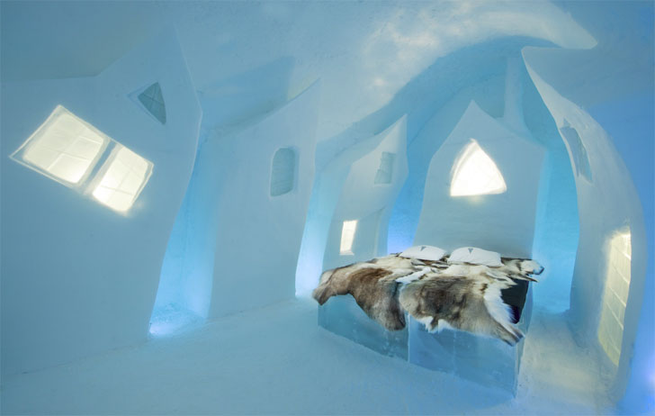 Habitación de Icehotel estableciendo los parámetros de vivienda eficiente, al revés.