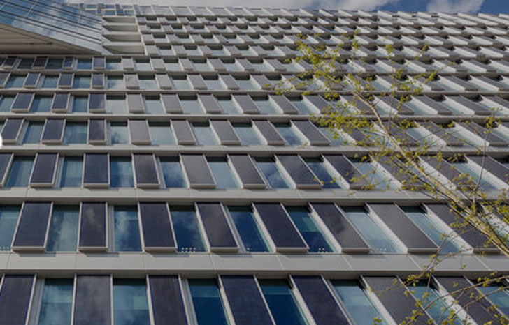 Paneles solares de la fachada sur del edificio.