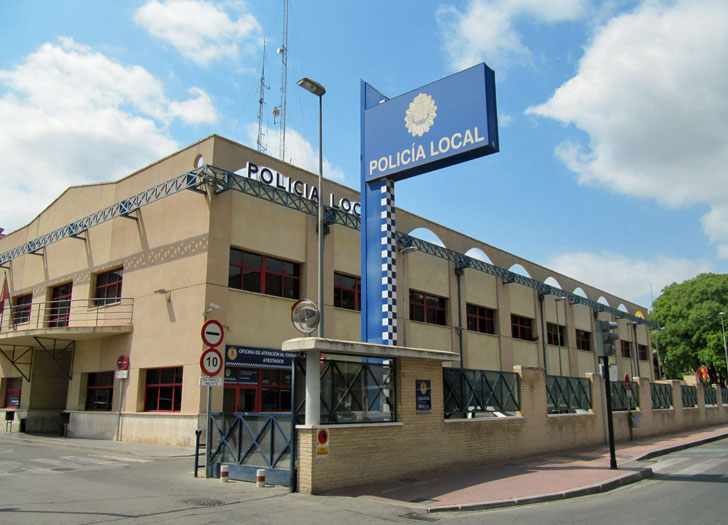 El edificio de la Policía Local de Murcia luce su etiqueta energética.