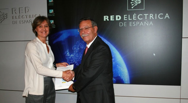 La ministra en funciones de MAGRAMA entrega al presidente de REE el certificado de inscripción en el registro de huella de carbono.