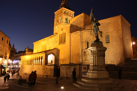 Iluminación arquitectónica ábsides Iglésia de San Martín en Segovia por Lledó