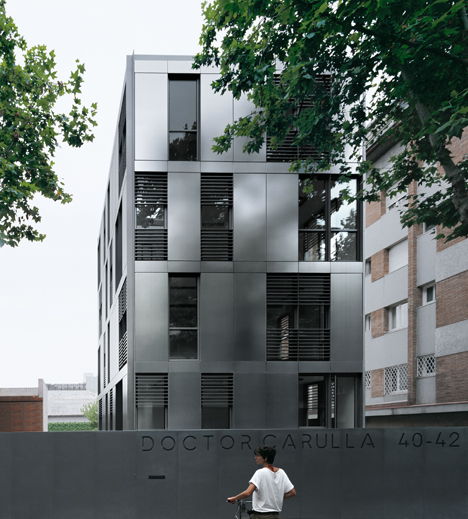 Edificio de viviendas con fachada perfectible de Technal