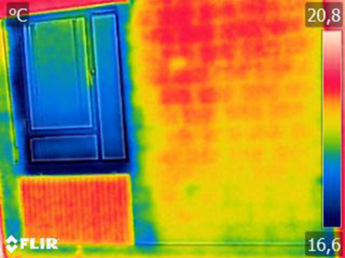 Imagen termográfica de la habitación de una vivienda analizada antes de la rehabilitación