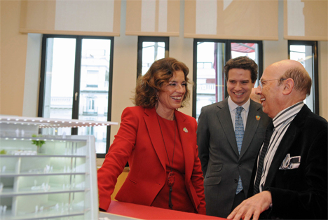 La Alcaldesa de Madrid y Emilio Ambasz durante la presentación del proyecto del MAADU