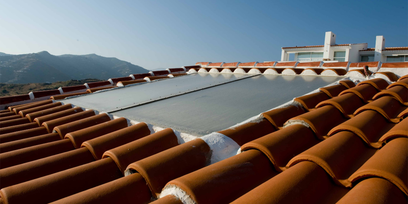 Placa térmica sobre tejado para utilizar la energía de forma más eficiente