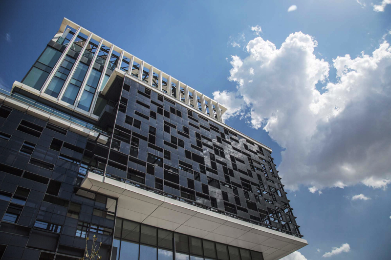 El edificio Bursagaz de Turquía está hecho con vidrio fotovoltaico de Onyx.