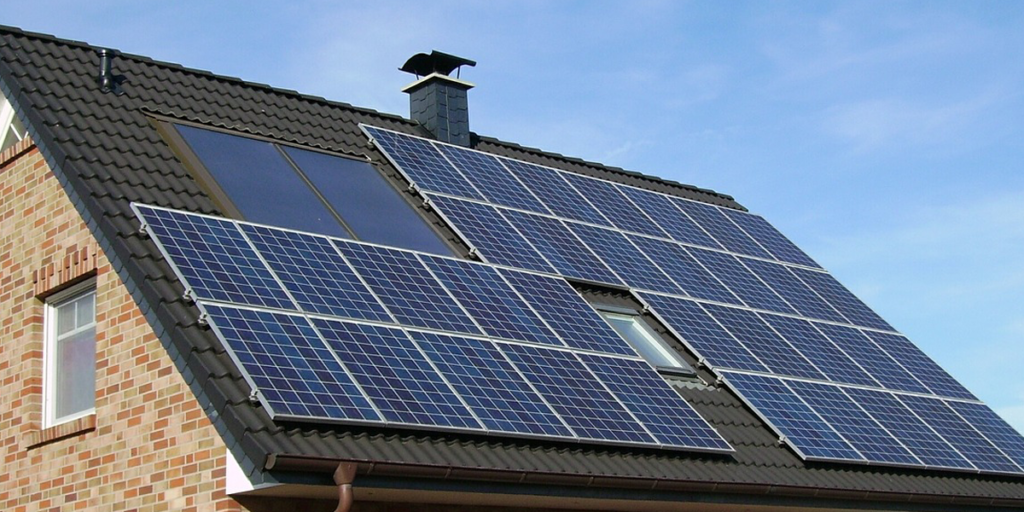 Tejado de una casa con placas solares.