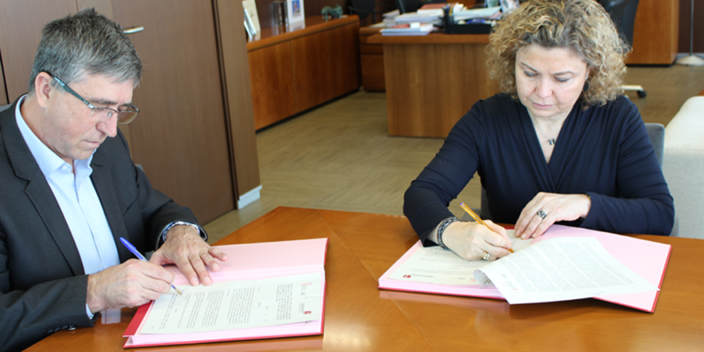 Rafa Climent y María Emilia Adan han firmado el acuerdo de Certificación de Eficiencia Energética.