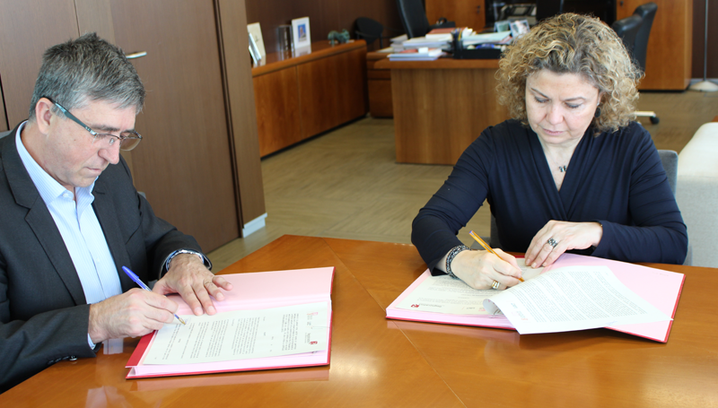 Rafa Climent y María Emilia Adan han firmado el acuerdo de Certificación de Eficiencia Energética. 