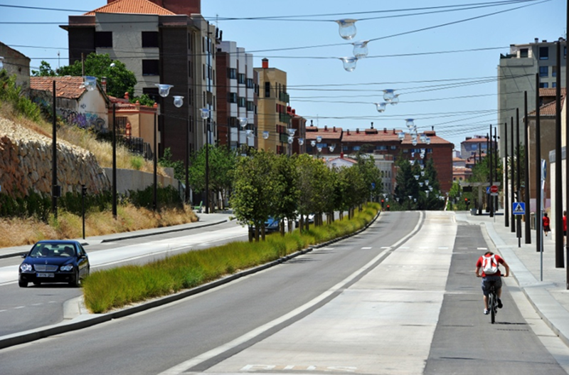 Carril bici, carril bus y sistema de iluminación pública.