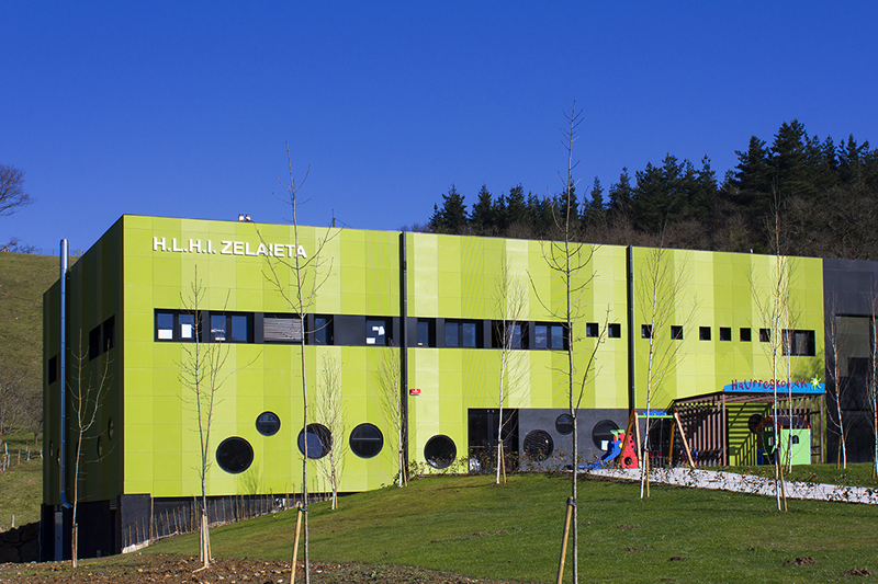 Colegio de Educación Infantil y Primario Zelaieta (Bizkaia) hecha con paneles de hormigón polímero.