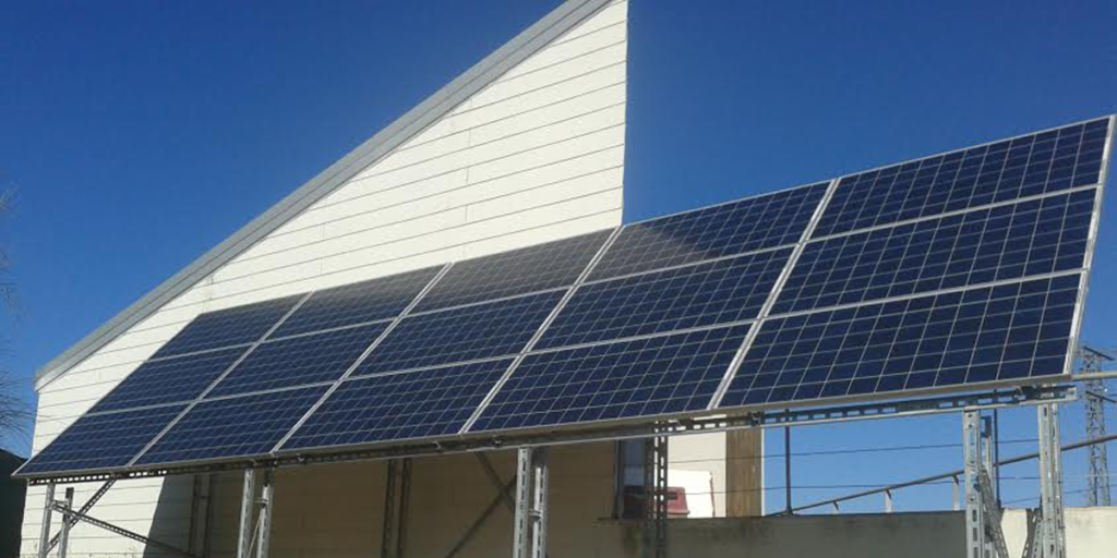 Ecoaldea de Mujeres Unidas contra el Maltrato construida con paneles fotovoltaicos.