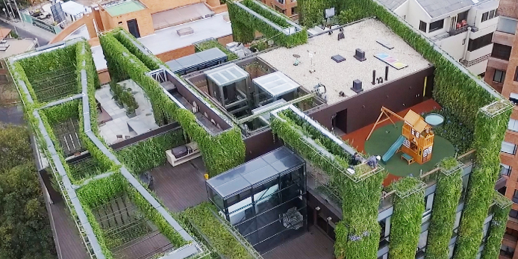 Este jardín vertical de Colombia está compuesto por cerca de 115.000 plantas de 10 especies y 5 familias diferentes.