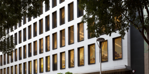 Rehabilitación de una Fachada Ventilada con Hormigón Polímero en Barcelona