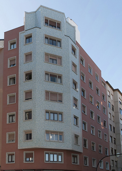 Fachada del edificio rehabilitado en Gijón. 