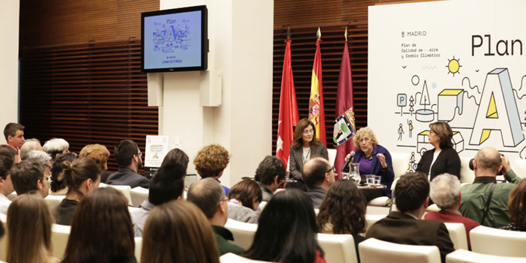 Presentación del 'Plan A' de Calidad del Aire y Cambio Climático en Madrid, con la alcaldesa Manuela Carmena y la delegada de Medio Ambiente, Inés Sabanés.