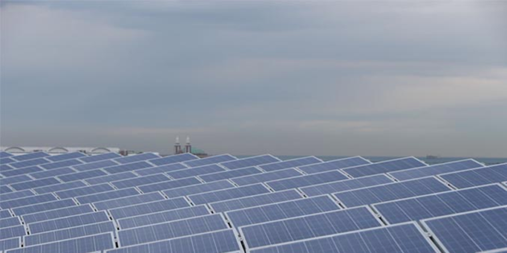 Sobre el tejado del Abbot Oceanarium, situado en Shedd Aquarium, ya se han instalado 913 paneles solares, junto a otras medidas de eficiencia energética con las que se quiere reducir el consumo energético de toda la instalación en un 50% en 2020.