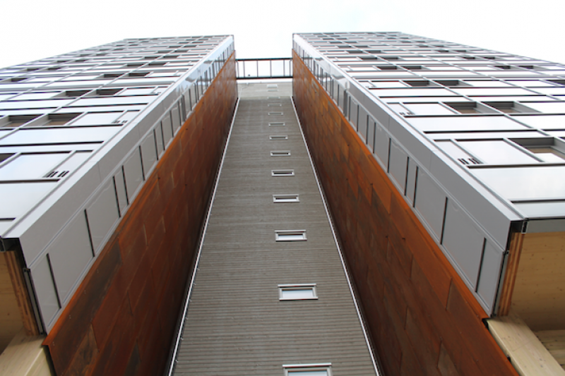 El edificio cuenta con balcones acristalados para proteger la estructura de madera de los vientos. 