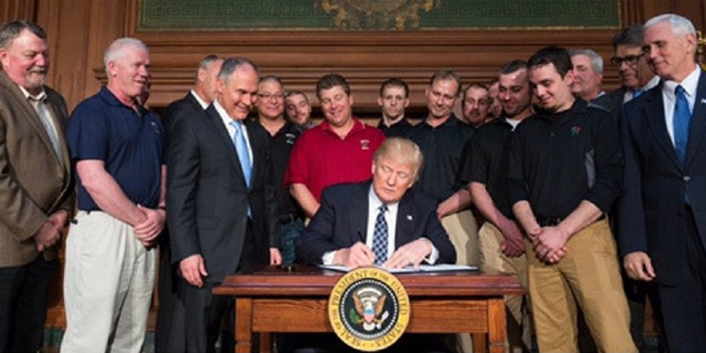 Donald Trump durante la firma de la Orden Ejecutiva con la que pretende promover la independencia energética y el crecimiento económico de Estados Unidos.