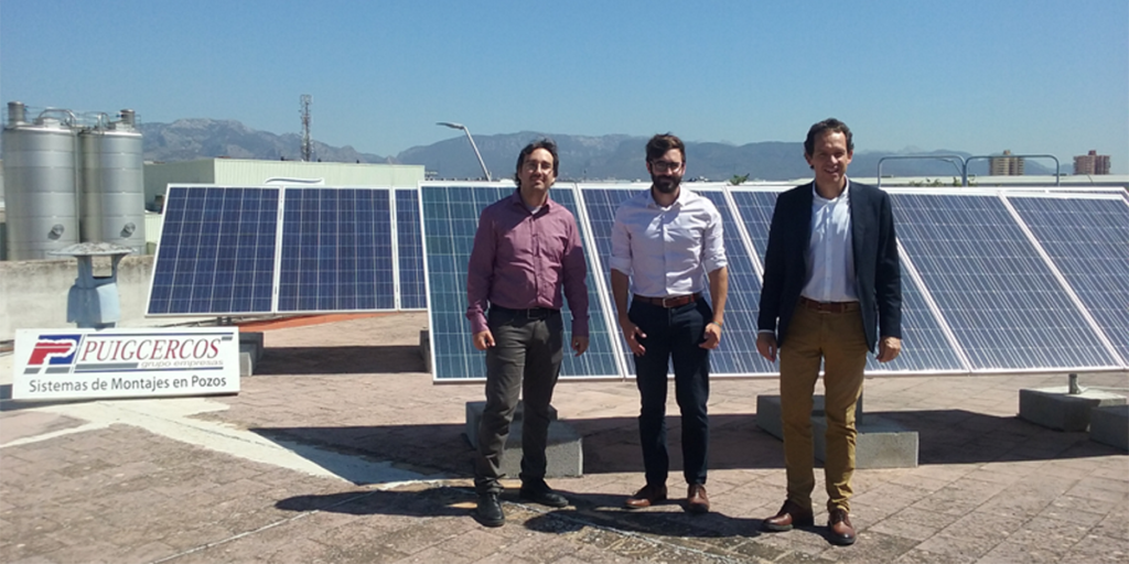 El consejero de Territorio, Energía y Movilidad, Marc Pons, junto a los representantes de la empresa Eléctrica Puigcercó, posan junto a los paneles fotovoltaicos instalados gracias a la primera convocatoria de ayudas al autoconsumo con energía solar.