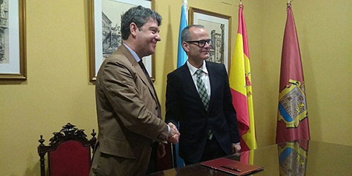 Álvaro Nadal y Jesús Vázquez han firmado un documento para impulsar la energía geotérmica en Ourense. 
