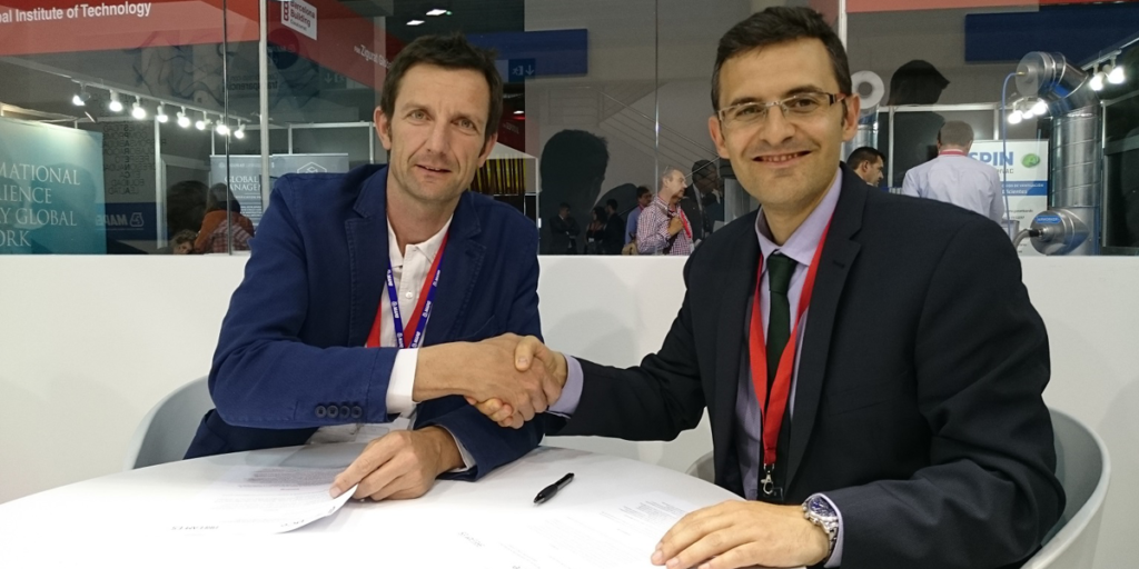 Bruno Sauer y Óscar Martínez han firmado un convenio para promover la edificación y los materiales sostenibles. 