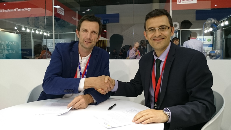 Bruno Sauer y Óscar Martínez han firmado un convenio para promover la edificación y los materiales sostenibles. 