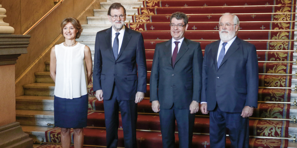 El presidente del Gobierno junto a los Ministros y el Comisario Europeo.