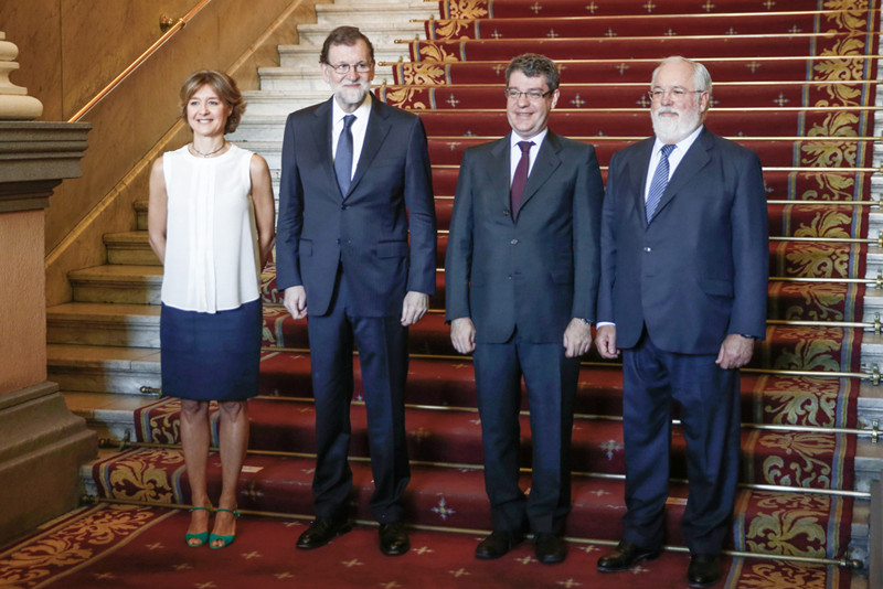 El presidente del Gobierno junto a los Ministros y el Comisario Europeo.