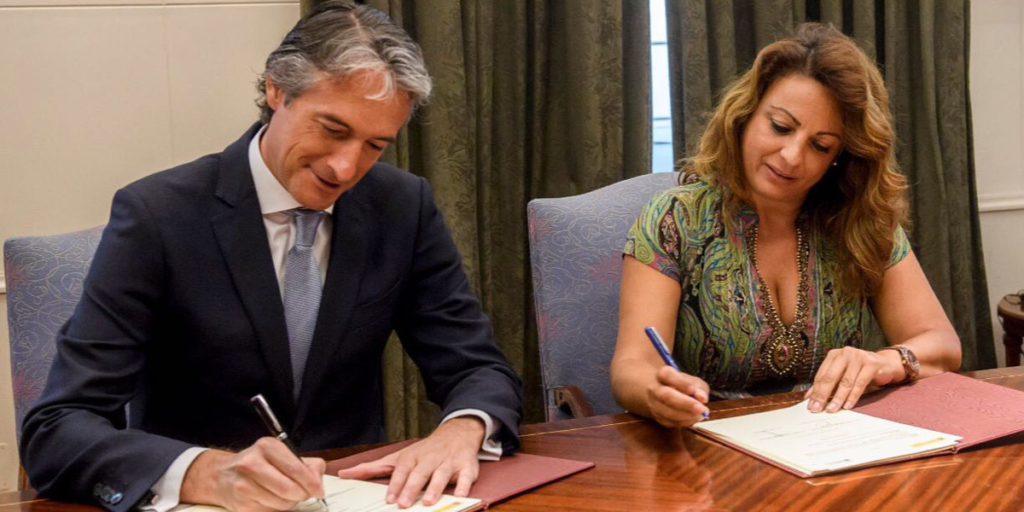 Ministro de Fomento, Iñigo de la Serna, y la consejera de Empleo, Políticas Sociales y Vivienda del Gobierno de Canarias, Cristina Valido.