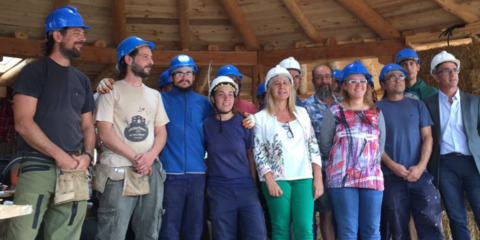 Los alumnos del curso de Bioconstrucción de Lizaso levantan un Edificio con forma de caracol