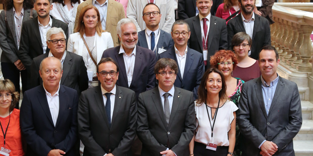 El presidente de la Generalitat y el consejero Rull con los diputados y los representantes de las entidades que han trabajado la Ley del cambio climático.