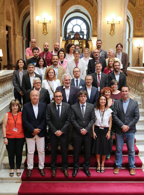 El presidente de la Generalitat y el consejero Rull con los diputados y los representantes de las entidades que han trabajado la Ley del cambio climático. 