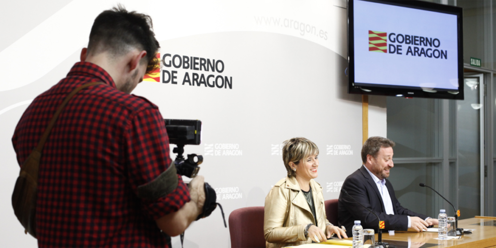 El consejero de Vertebración del Territorio, Movilidad y Vivienda, José Luis Soro, y la directora general de Vivienda y Rahabilitacion, Mayte Andreu.