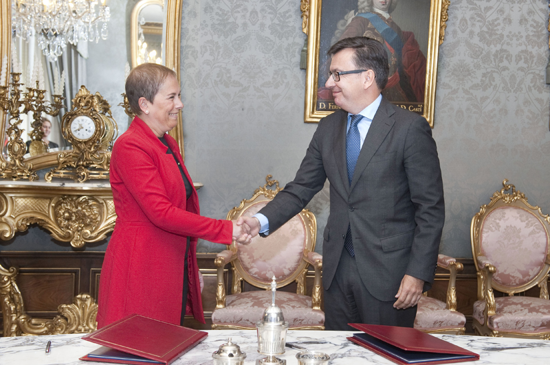 El vicepresidente de la entidad europea Román Escolano y la presidenta Uxue Barkos han firmado en el Palacio de Navarra el convenio ‘Navarra Social Housing’, que garantiza mejores condiciones de financiación que la banca tradicional. 