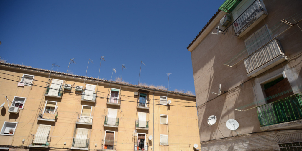 Las viviendas protegidas del barrio de Santa Adela, en Granada, se encuentra actualmente en rehabilitación.