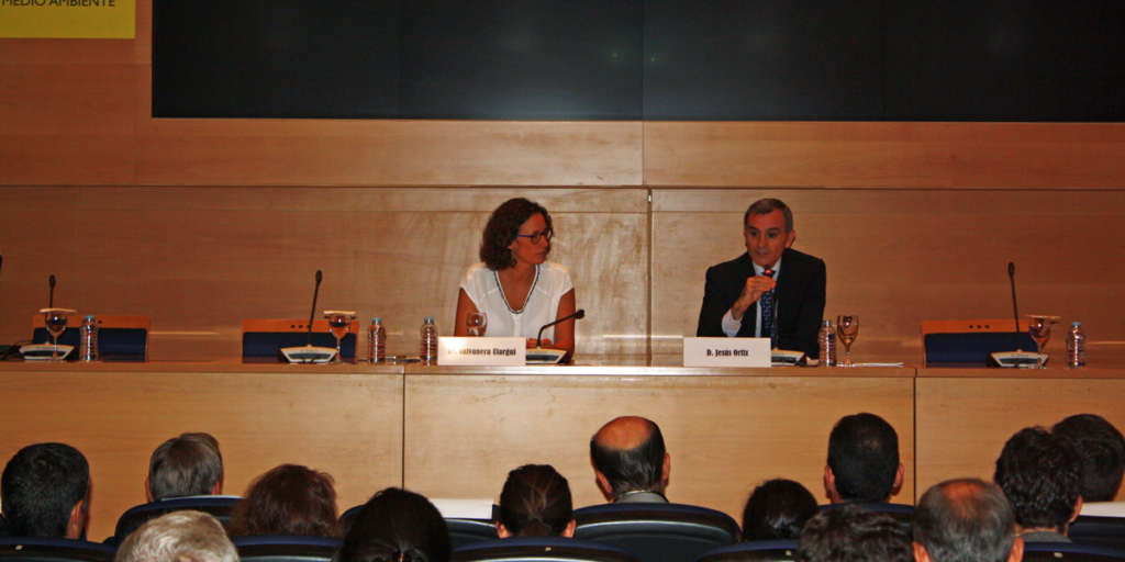 Valvanera Ulargui, directora general de la Oficina Española de Cambio Climático; y Jesús Ortiz, presidente de Oficemen.