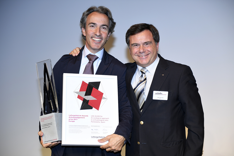 Joaquín Pérez-Goicochea, AGi architects, e Isidoro Miranda, director general de LafargeHolcim. 