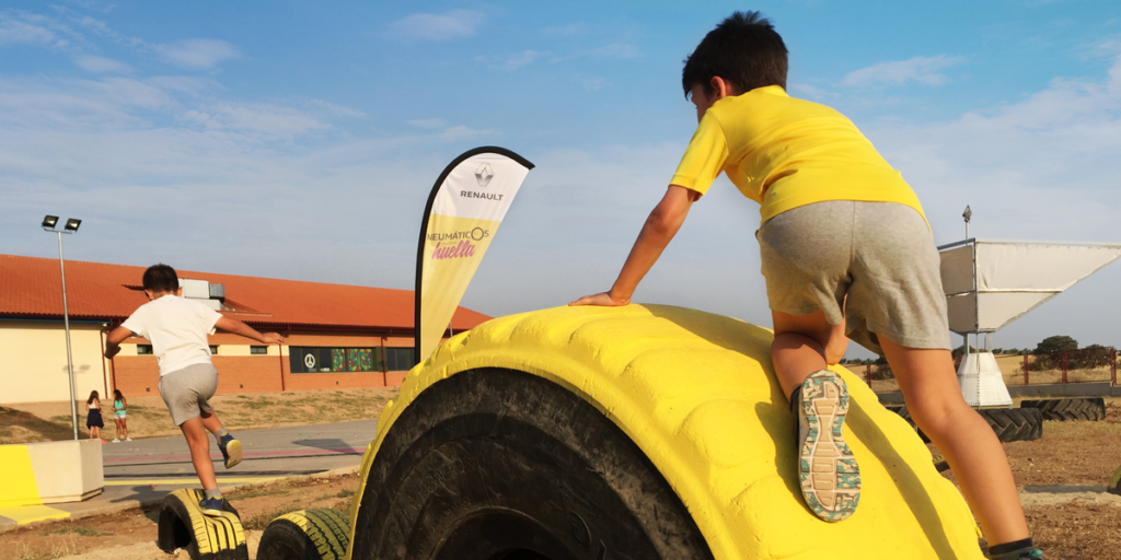 Parque infantil del Colegio CEIPSO Maestro Rodrigo de Aranjuez construido con neumáticos reciclados. 